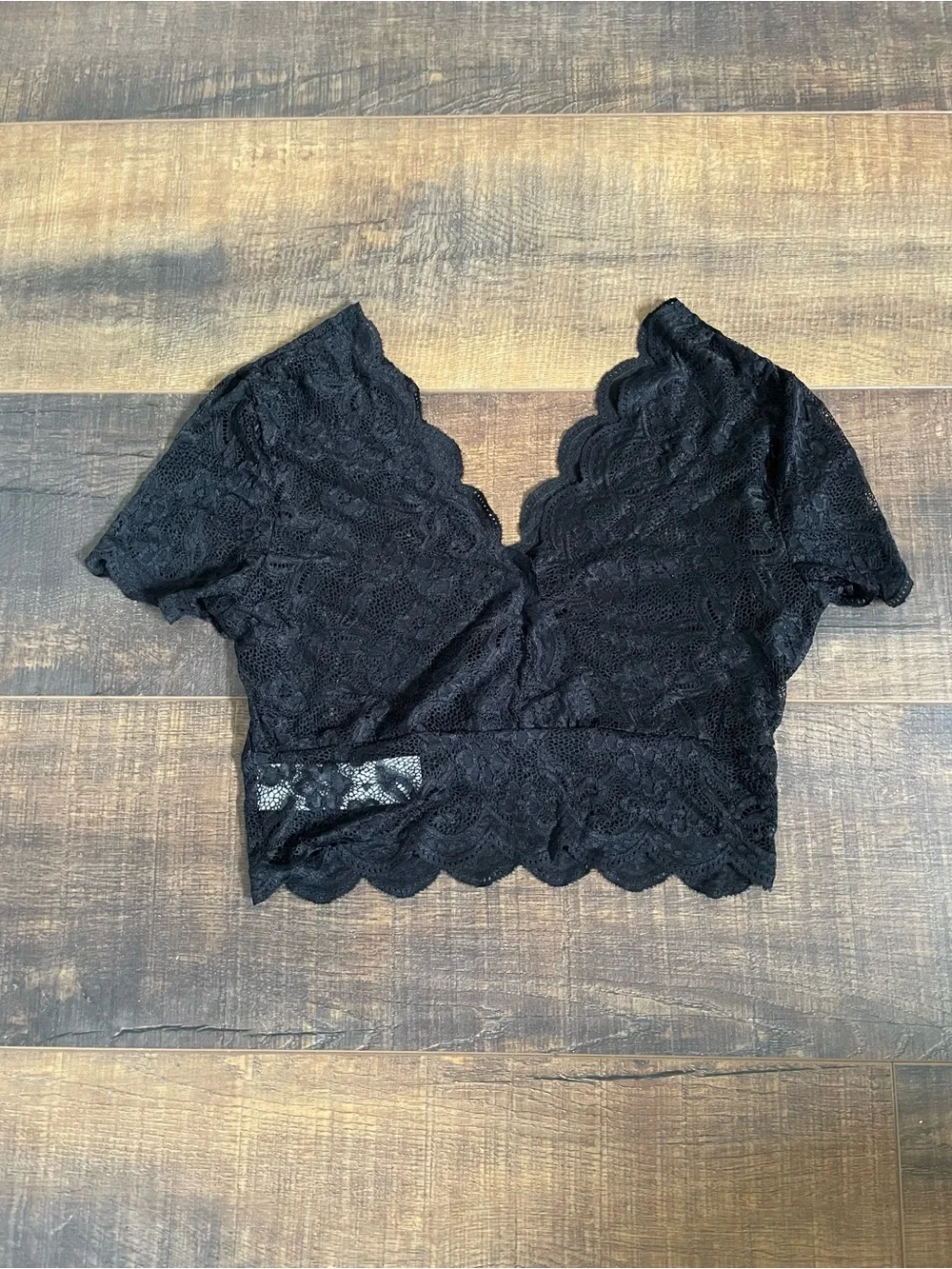 SHEIN Black See-through Lace Scalloped Sexy Crop Top